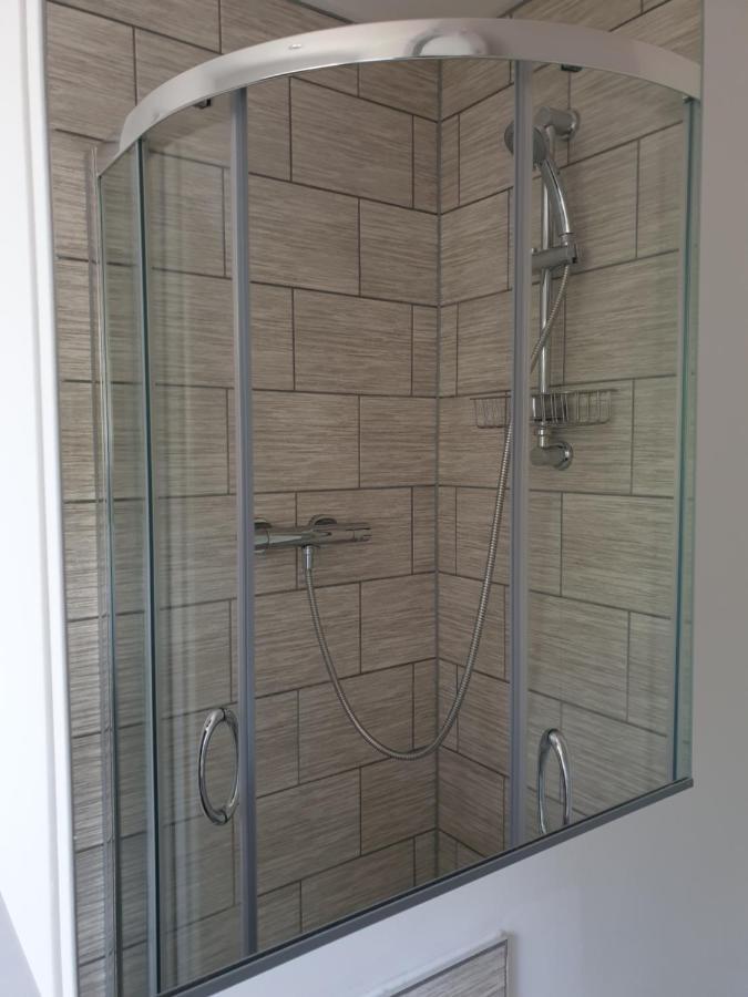 Cheerful 1 Private Room-Ensuite With Free Parking Silverdale  Buitenkant foto